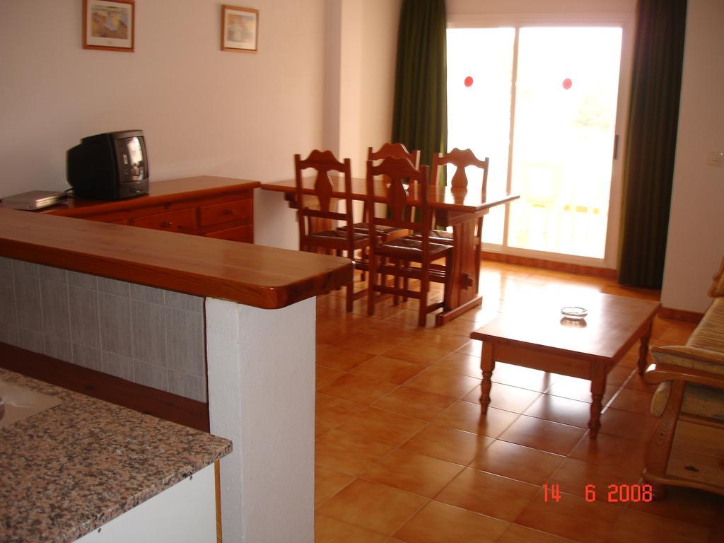 Apartamentos Vista al Puerto San Antonio Abad Habitación foto