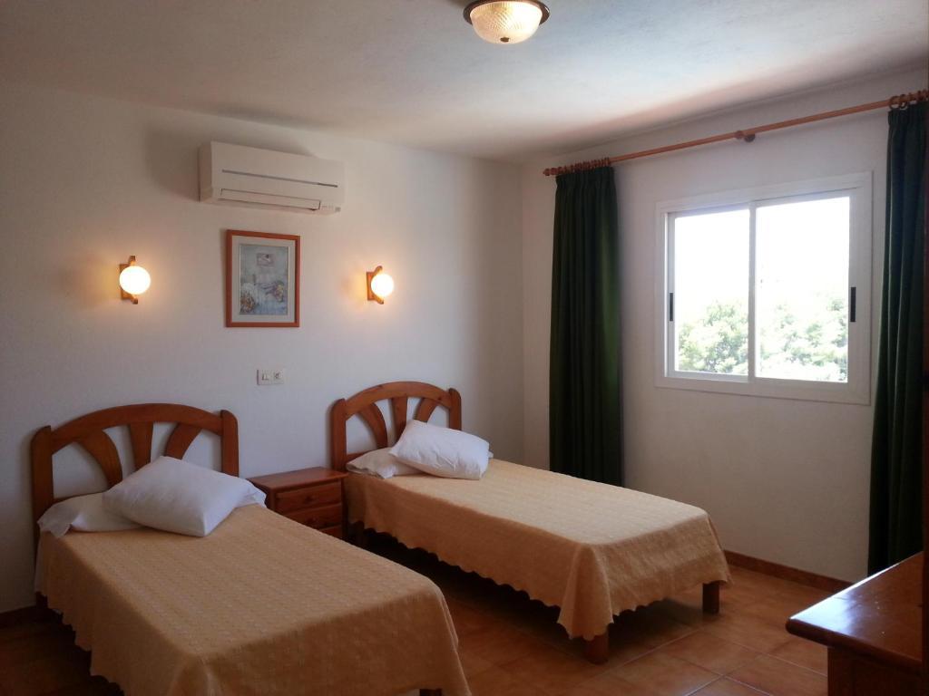 Apartamentos Vista al Puerto San Antonio Abad Habitación foto