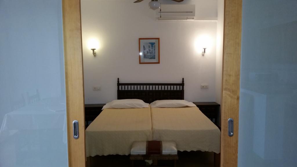Apartamentos Vista al Puerto San Antonio Abad Habitación foto