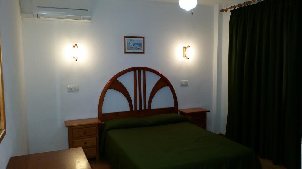 Apartamentos Vista al Puerto San Antonio Abad Habitación foto