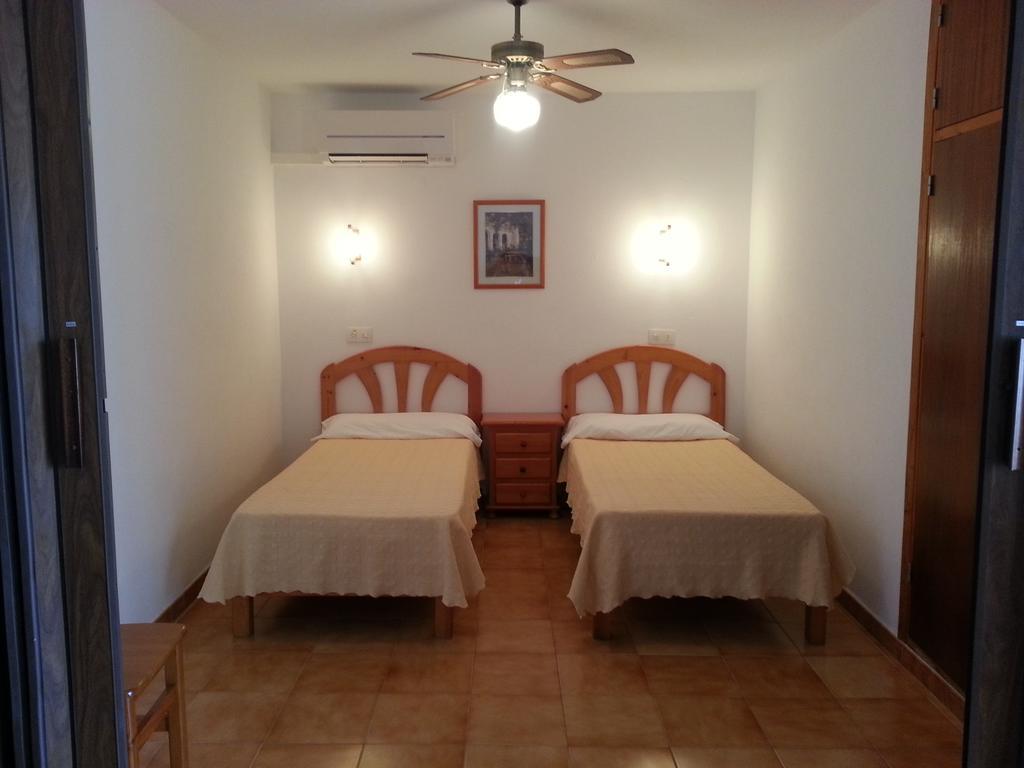 Apartamentos Vista al Puerto San Antonio Abad Habitación foto